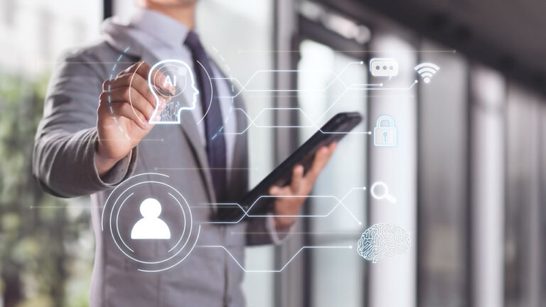 Empresario interactuando con la AI Tecnología de automatización y optimización