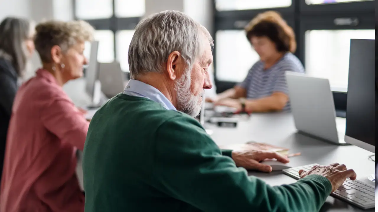 adultos mayores trabajando